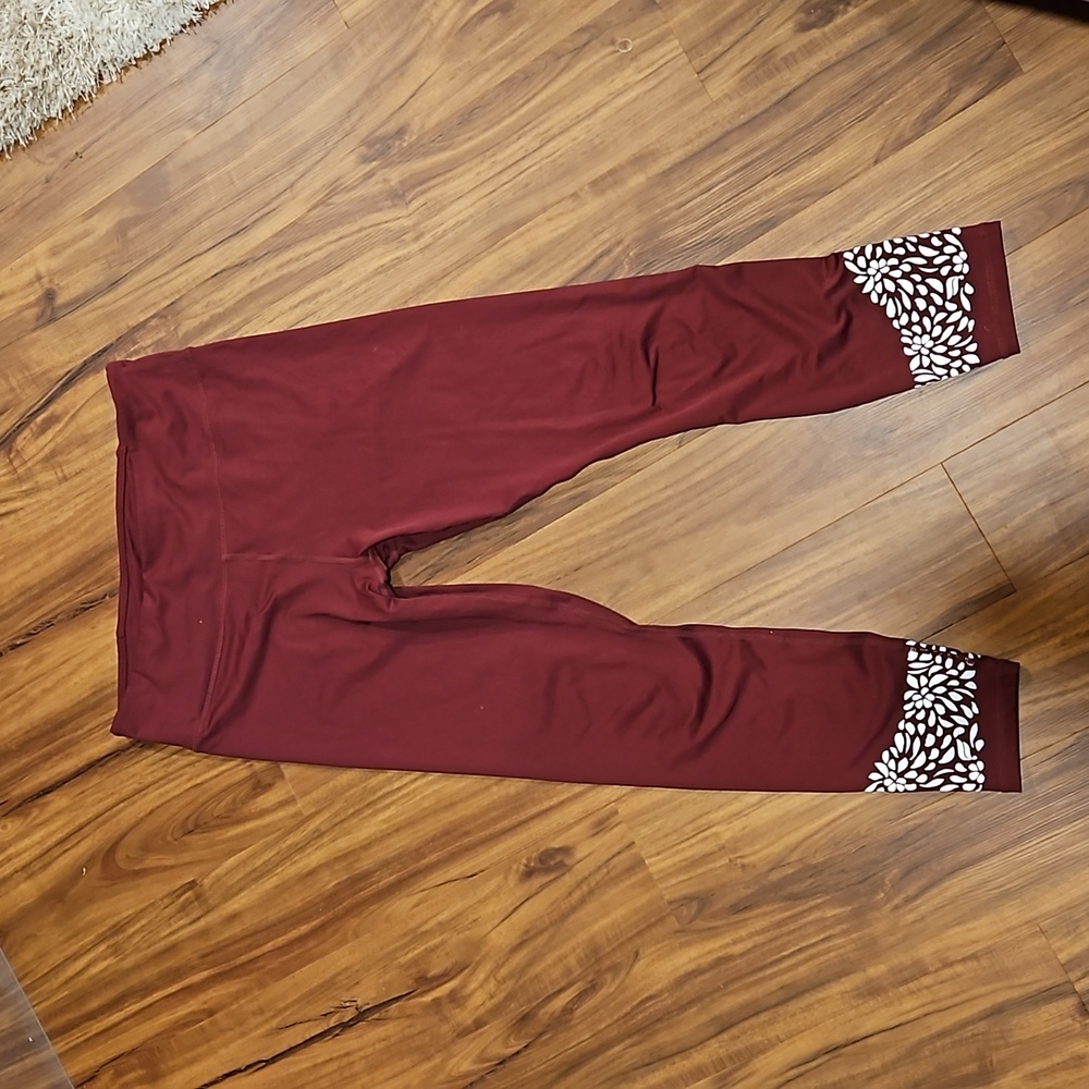 Fabletics maroon with‎ grey reflective detail 7/8 length leggings size large